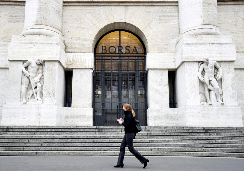 &copy; Reuters. Una donna davanti l'ingresso della Borsa di Milano. REUTERS/Flavio Lo Scalzo/
