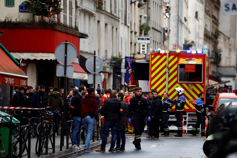 &copy; Reuters. الشرطة ورجال الإطفاء الفرنسيون خلال تامين أحد الشوارع بعد حادثة إطلاق أعيرة نارية أسفرت عن مقتل شخصين وإصابة آخرين في منطقة بوسط باريس يوم 
