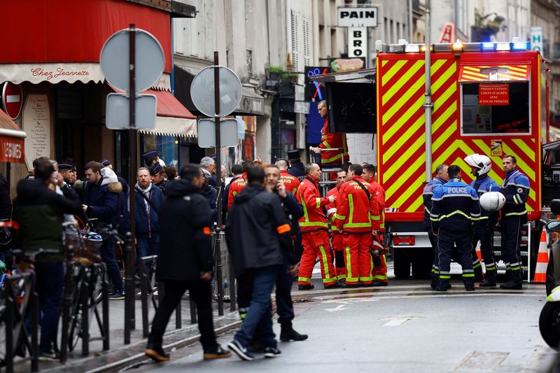 © Reuters. La police et les pompiers sécurisent une rue après que des coups de feu ont été tirés tuant deux personnes et en blessant plusieurs dans un quartier central de Paris, en France. /Photo prise le 23 décembre 2022/REUTERS/Sarah Meyssonnier