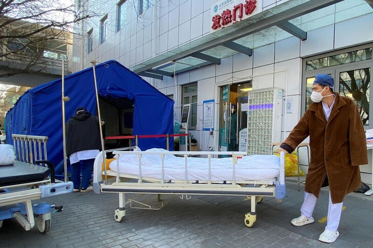 &copy; Reuters. Un enfermero empuja una camilla al exterior de un hospital en Pekín, China. 23 diciembre 2022. REUTERS/Thomas Peter