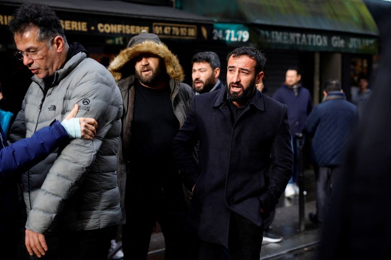 &copy; Reuters. Des membres de la communauté kurde réagissent en se rassemblant près d'une rue où des coups de feu ont tué et blessé plusieurs personnes dans un quartier central de Paris, en France.  /Photo prise le 23 décembre 2022/REUTERS/Sarah Meyssonnier