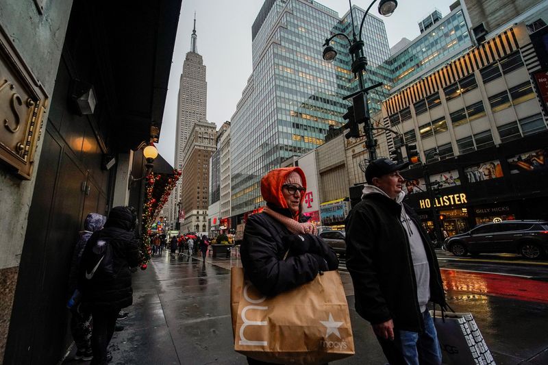 &copy; Reuters. Foto de archivo de gente con bolsas de compras en la temporada navideña en Nueva York