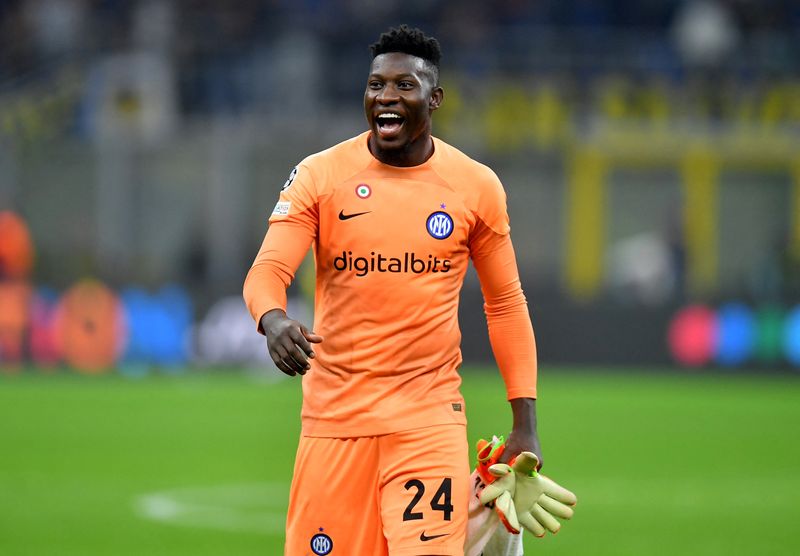 &copy; Reuters. Goleiro André Onana comemora após vitória da Inter de Milão sobre o Barcelona pela Liga dos Campeões
04/10/2022 REUTERS/Daniele Mascolo