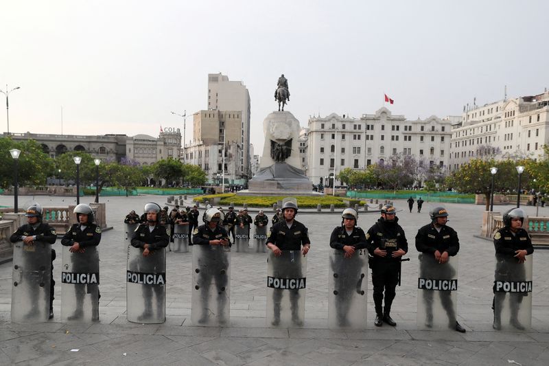 &copy; Reuters. FOTO DE ARCHIVO-La policía antidisturbios se mantiene en posición mientras esperan a los manifestantes que exigen la disolución del Congreso, en Lima, Perú. 14 de diciembre de 2022. REUTERS/Sebastian Castaneda