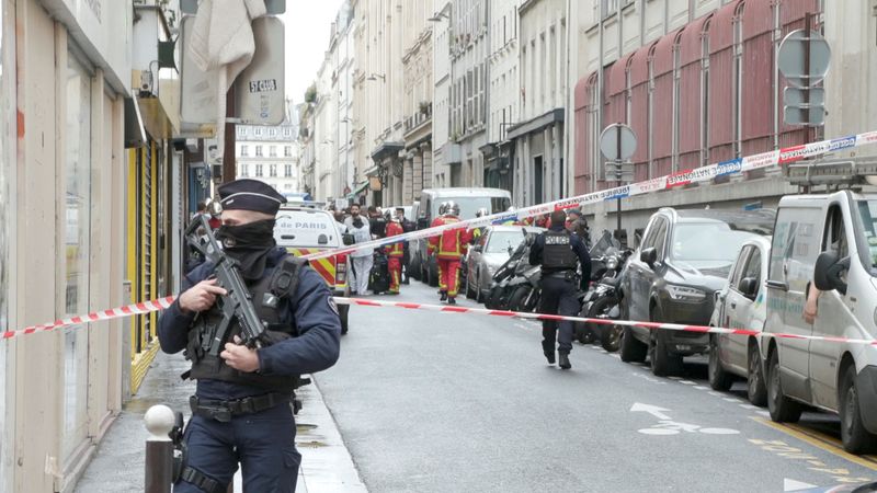 © Reuters. شرطي مسلح في موقع إطلاق نار على مقهى كردي في باريس يوم الجمعة. صورة من وسائل التواصل الاجتماعي محظور استخدامها في فرنسا. محظور بيع الصورة لأغراض تجارية أو تحريرية في فرنسا.
