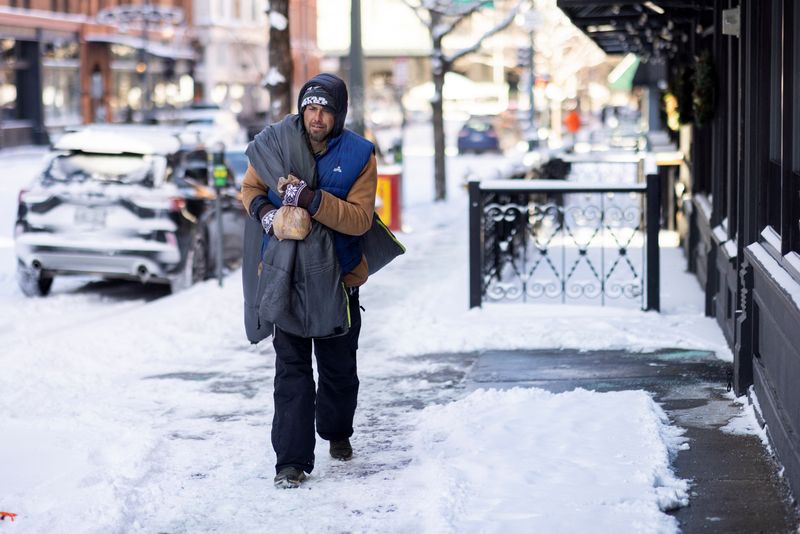 &copy; Reuters. Beau Rickwire camina por el centro de la ciudad durante un tiempo frío en Denver, Colorado, Estados Unidos. Rickwire lleva cinco años sin hogar. 22 de diciembre de 2022. REUTERS/Alyson McClaran