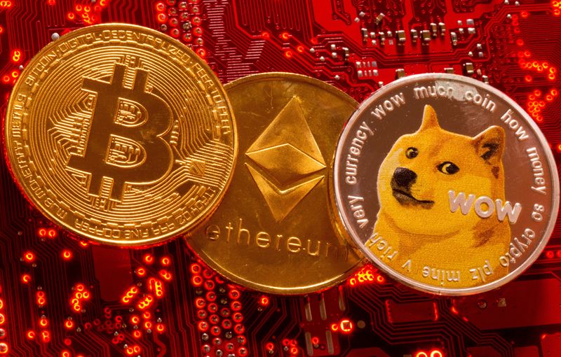 &copy; Reuters. Representações das criptomoedas Bitcoin, Ethereum e DogeCoin em placa-mãe de um PC em ilustração de 29/06/2021. REUTERS/Dado Ruvic/Illustration