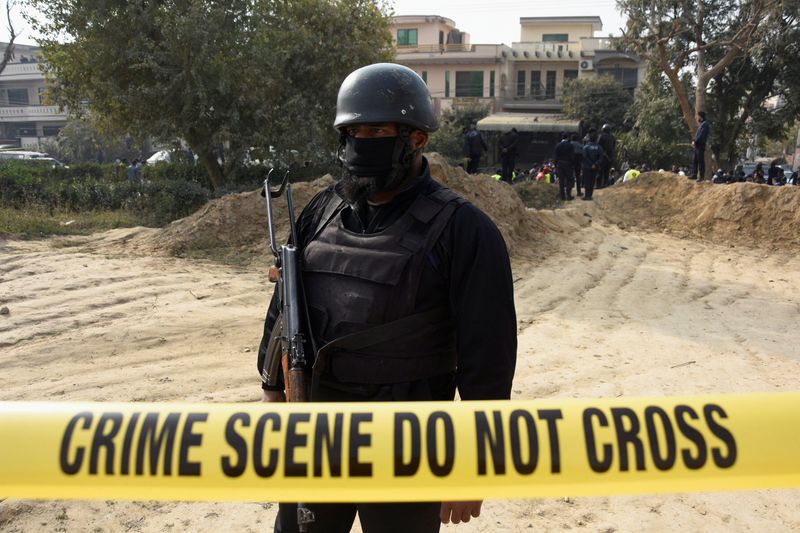 Suspected militants heading for Pakistani govt target blow themselves up