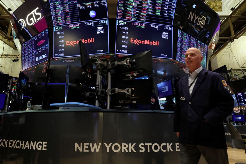 &copy; Reuters. Las pantallas muestran la información comercial de ExxonMobil en el piso de la Bolsa de valores de Nueva York (NYSE) en la ciudad de Nueva York, EEUU, 9 de diciembre de 2022. REUTERS/Brendan McDermid