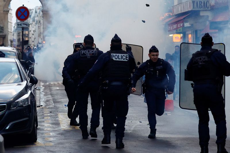 © Reuters. Protestors clash with French police during a demonstration near the Rue d'Enghien after gunshots were fired killing and injuring several people in a central district of Paris, France, December 23, 2022.  REUTERS/Sarah Meyssonnier