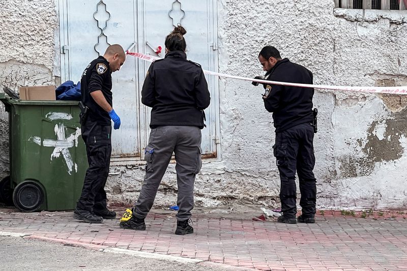 © Reuters. أفراد من الشرطة الإسرائيلية في موقع محاولة مواطن عربي نصب كمين للشرطة في كفر قاسم يوم الجمعة. تصوير: رامي اميشاي - رويترز. 