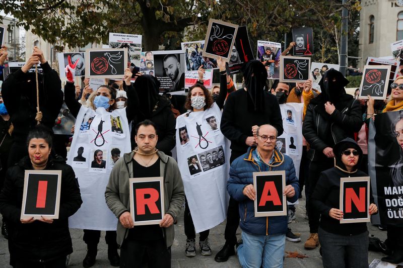 &copy; Reuters. People take part in a protest against the Islamic regime of Iran following the death of Mahsa Amini, in Istanbul, Turkey December 10, 2022. REUTERS/Dilara Senkaya