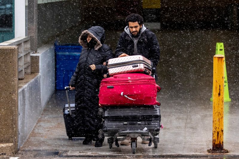 &copy; Reuters. People arrive at terminal 3 during a winter storm at Toronto Pearson International Airport in Mississauga, Ontario, Canada December 23, 2022.  REUTERS/Carlos Osorio