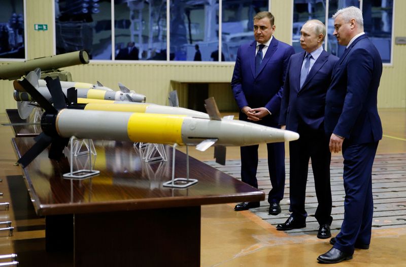 &copy; Reuters. بوتين خلال زيارته لمركز تولا لتصنيع الأسلحة في روسيا يوم الجمعة. صورة من سبوتنيك. 