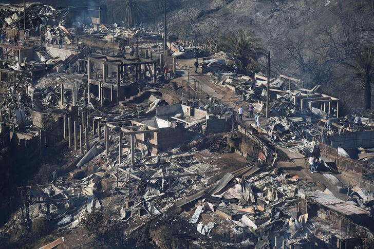 © Reuters. Residentes inspeccionan los restos de las casas destruidas después de un incendio forestal en Viña del Mar, Chile, 23 de diciembre de 2022. REUTERS/Rodrigo Garrido
