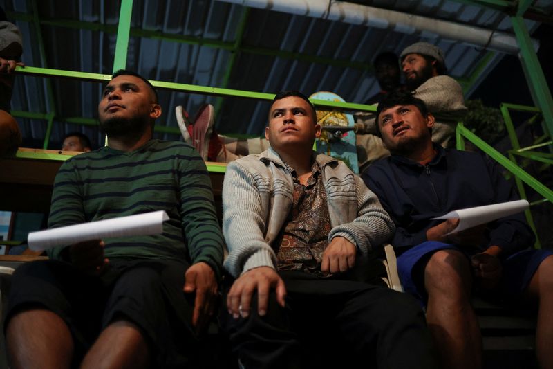 © Reuters. Migrants gather at a shelter during the Christmas festivities in Mexico City, Mexico December 22, 2022. REUTERS/Luis Cortes