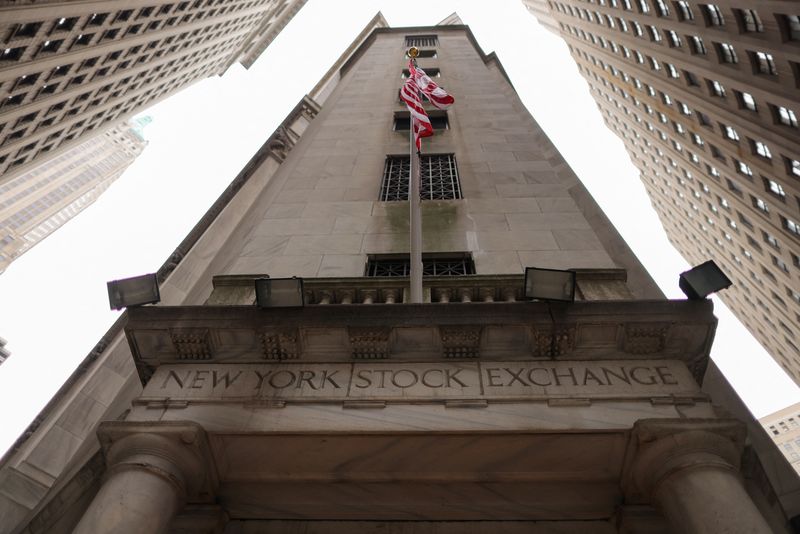 &copy; Reuters. 米国株式市場は、インフレ指標の結果と利上げ見通しを見極めようとする動きが続く中、上昇して終了した。１１月１１日、ニューヨーク証券取引所前で撮影（２０２２年　ロイター/Andrew K