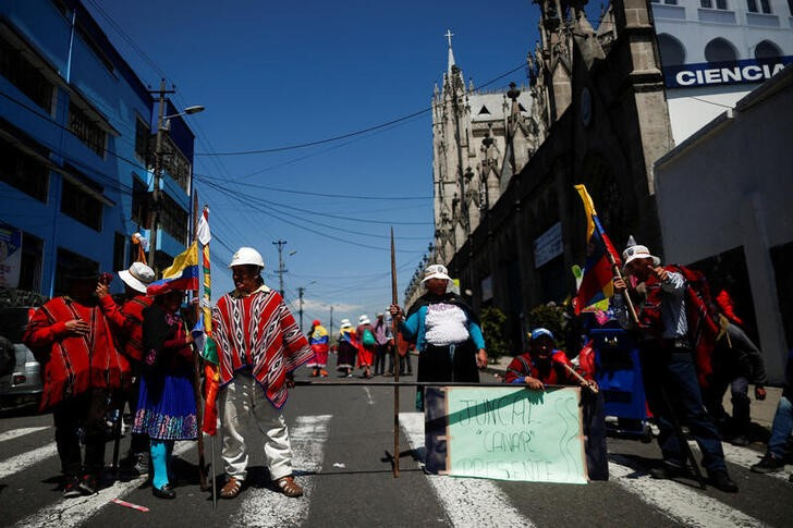 &copy; Reuters. IMAGEN DE ARCHIVO REFERENCIAL. Indígenas participan en una protesta antigubernamental, en Quito, Ecuador, el 28 de junio de 2022. REUTERS/Adriano Machado
