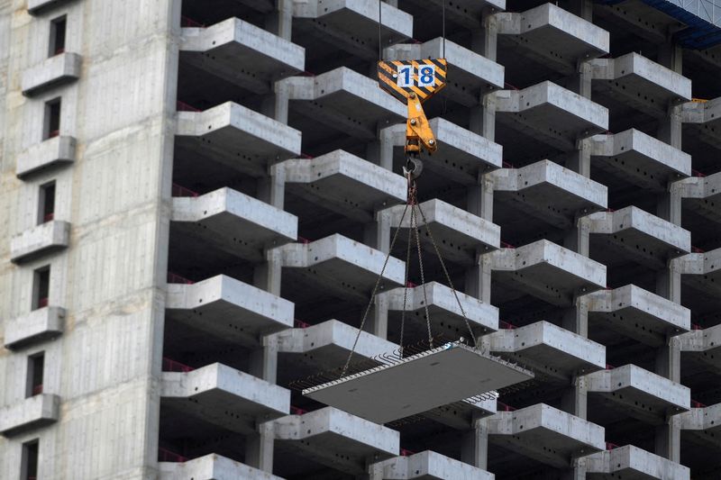 &copy; Reuters. FILE PHOTO: A crane is pictured during the construction of a building, in Shanghai, China July 20, 2022. REUTERS/Aly Song/File Photo