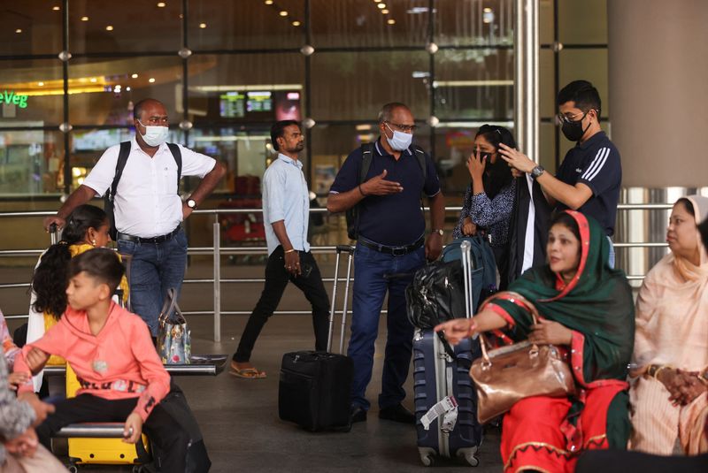 &copy; Reuters. مسافرون يضعون كمامات للوقاية من فيروس كورونا ينتظرون في مطار شاتراباتي شيفاجي ماهراج الدولي في مومباي يوم 22 سبتمبر أيلول 2022. تصوير: فرانسيس 