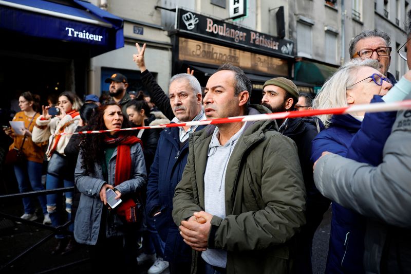 &copy; Reuters. Des gens se rassemblent près de la rue d'Enghien après que des coups de feu ont été tirés tuant et blessant plusieurs personnes dans un quartier central de Paris. /Photo prise le 23 décembre 2022/REUTERS/Sarah Meyssonnier
