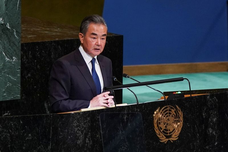 &copy; Reuters. FOTO DE ARCHIVO: El consejero de Estado y ministro de Relaciones Exteriores chino, Wang Yi, se dirige a la Sesión 77 de la Asamblea General de las Naciones Unidas en la sede de la ONU en Nueva York, Estados Unidos. 24 de septiembre, 2022. REUTERS/Eduardo