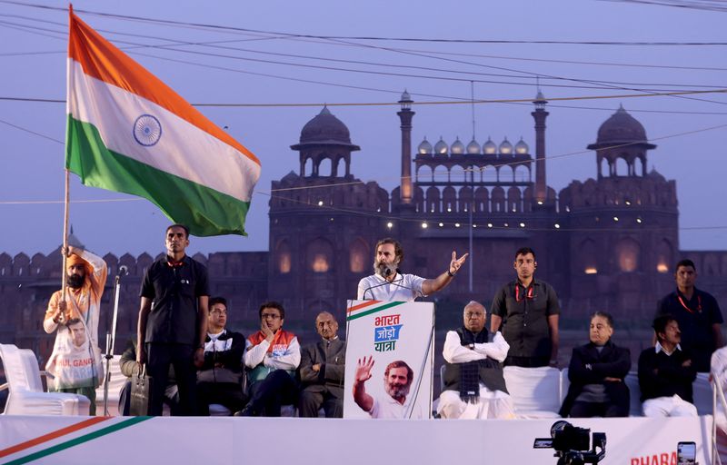 © Reuters. India's main opposition, Indian National Congress party leader Rahul Gandhi addresses the crowd at the Red Fort during the ongoing Bharat Jodo Yatra (Unite India March) in the old quarters of Delhi, India, December 24, 2022. REUTERS/Anushree Fadnavis