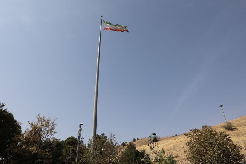 &copy; Reuters. FOTO DE ARCHIVO: La bandera iraní ondea sobre la prisión de Evin en Teherán, Irán. 17 de octubre, 2022. Majid Asgaripour/WANA (Agencia de Noticias de Asia Occidental) vía REUTERS