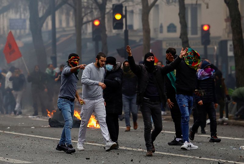 © Reuters. Des membres de la communauté kurde se rassemblent place de la République après la fusillade, à Paris. /Photo prise le 24 décembre 2022/REUTERS/Sarah Meyssonnier