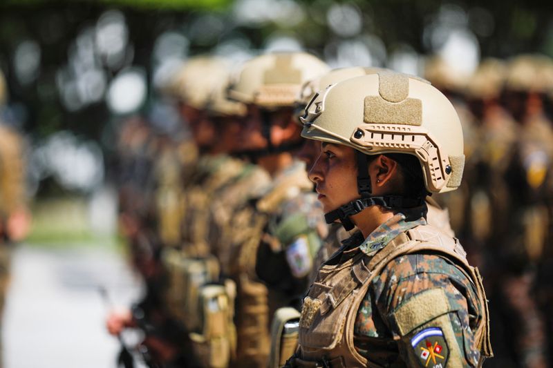 &copy; Reuters. FOTO DE ARCHIVO: Soldados salvadoreños participan en una ceremonia para recibir equipos de protección personal para el personal militar desplegado en la quinta fase del plan de Control Territorial en San Salvador, El Salvador, 8 de diciembre, 2022. REUT