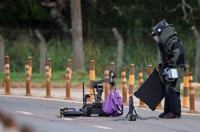 &copy; Reuters. Polícia realiza ação antibomba perto do aeroporto de Brasília após descoberta de suposto artefato explosivo
24/12/2022
REUTERS/Adriano Machado