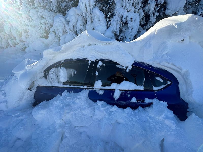 &copy; Reuters. Vista de un coche cubierto de nieve tras una fuerte nevada en Regent, Dakota del Norte, Estados Unidos. 23 de diciembre, 2022, en esta imagen obtenida de las redes sociales. Blake Rafferty/Twitter@BlakeRafferty1/via REUTERS