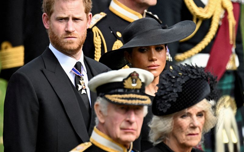 &copy; Reuters. FOTO ARCHIVO: Meghan, duquesa de Sussex, llora mientras ella, el príncipe Enrique, duque de Sussex, la reina Camila y el rey Carlos asisten al funeral de Estado y entierro de la reina Isabel de Gran Bretaña, en Londres, Reino Unido. 19 de septiembre, 20