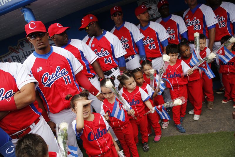 &copy; Reuters. FOTO DE ARCHIVO: El equipo nacional cubano y sus mascotas se alinean antes de jugar un partido de exhibición contra los Tampa Bay Rays de la MLB, en presencia del presidente estadounidense Barack Obama y el presidente cubano Raúl Castro, en el Estadio L