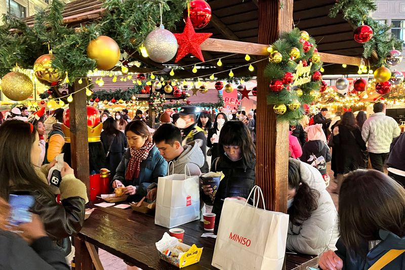 &copy; Reuters. 中国上海市は２４日、新型コロナウイルスの感染拡大止に向け市民にクリスマスの週末は自宅にとどまるよう呼びかけた。上海のクリスマス市で２４日撮影。（2022年　ロイター）