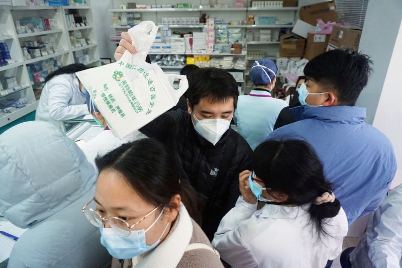 &copy; Reuters. Des gens font la queue pour acheter des tests COVID-19 dans une pharmacie à Hangzhou, dans la province de Zhejiang en Chine. /Photo prise le 19 décembre 2022/REUTERS/China Daily