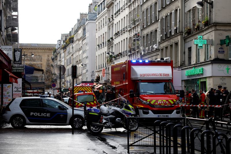 &copy; Reuters. La police et les pompiers sur les lieux de la fusillade devant le centre culturel kurde à Paris, en France. /Photo prise le 23 décembre 2022/REUTERS/Sarah Meyssonnier