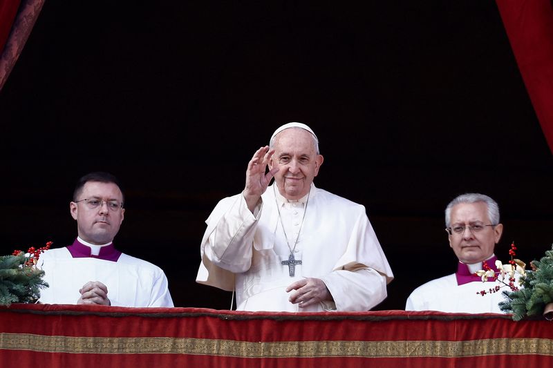 &copy; Reuters. Le pape François prononce son bénédiction de Noël "Urbi et Orbi" au Vatican. /Photo prise le 25 décembre 2022/REUTERS/Yara Nardi