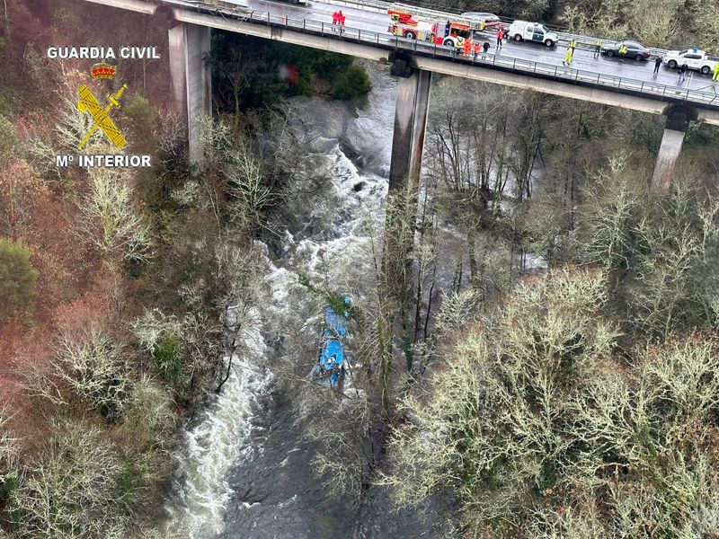 Au moins 3 morts et 4 disparus en Espagne après la chute d'un autocar dans une rivière