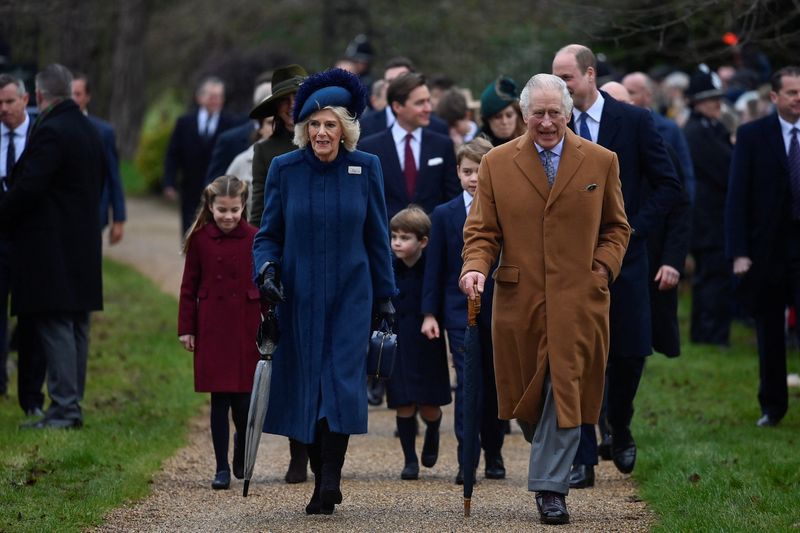 &copy; Reuters. El rey Carlos de Reino Unido, la reina Camila, el príncipe Guillermo, príncipe de Gales, Catalina, la princesa de Gales, el príncipe Jorge, la princesa Carlota y el príncipe Luis asisten al servicio del día de Navidad de la Familia Real en la iglesia