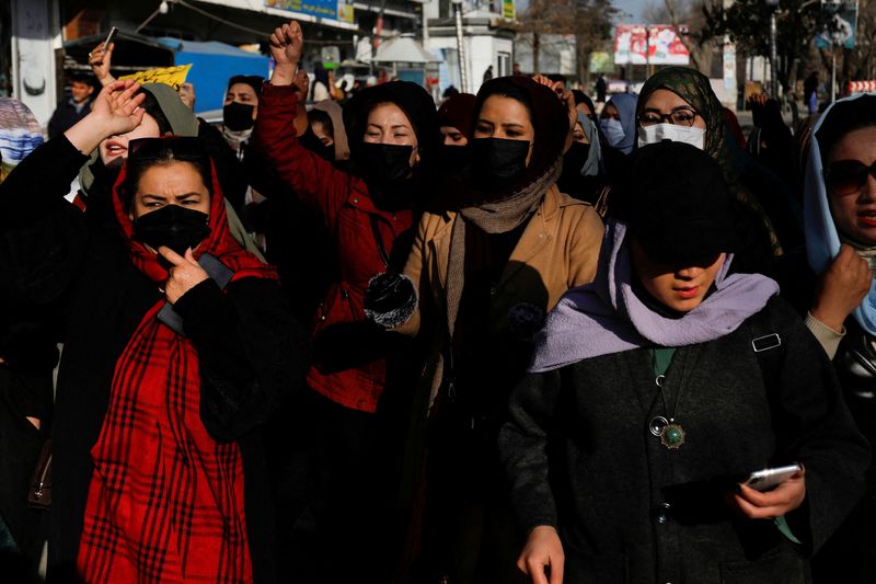 &copy; Reuters. FILE PHOTO: Afghan women chant slogans in protest against the closure of universities to women by the Taliban in Kabul, Afghanistan, December 22, 2022. REUTERS/Stringer