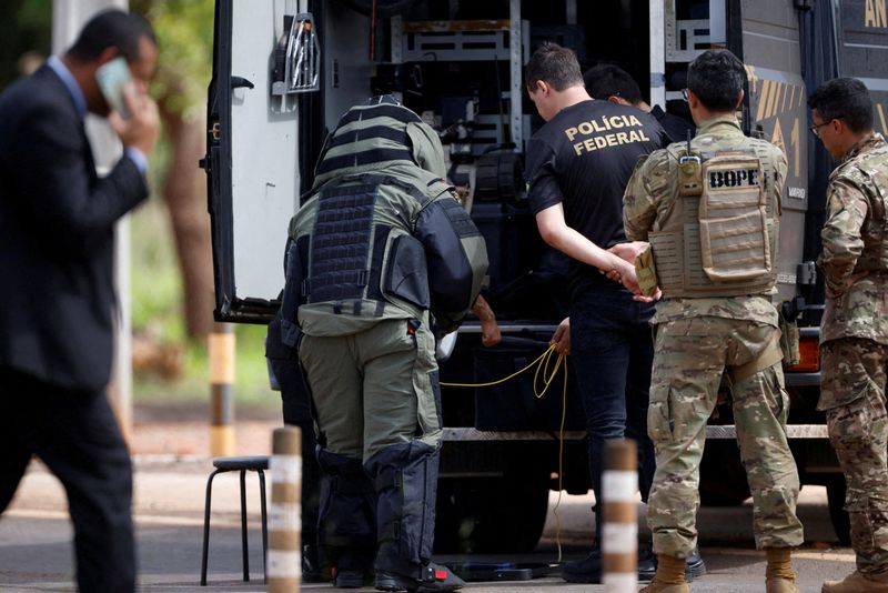 &copy; Reuters. FOTO ARCHIVO: Las fuerzas de seguridad trabajan mientras un robot del escuadrón antibombas de la policía federal es visto cerca de lo que se cree que es un artefacto explosivo en Brasilia, Brasil. 24 de diciembre, 2022. REUTERS/Adriano Machado/Archivo
