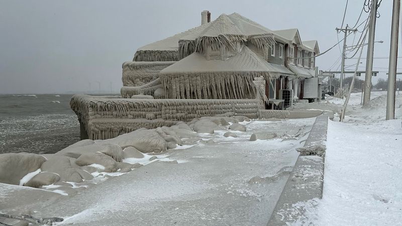 &copy; Reuters. FOTO DE ARCHIVO: El restaurante Hoak's está cubierto de hielo por el rocío de las olas del lago Erie durante una tormenta invernal que azotó la región de Buffalo en Hamburgo, Nueva York, Estados Unidos. 24 de diciembre, 2022. Kevin Hoak/vía REUTERS/A