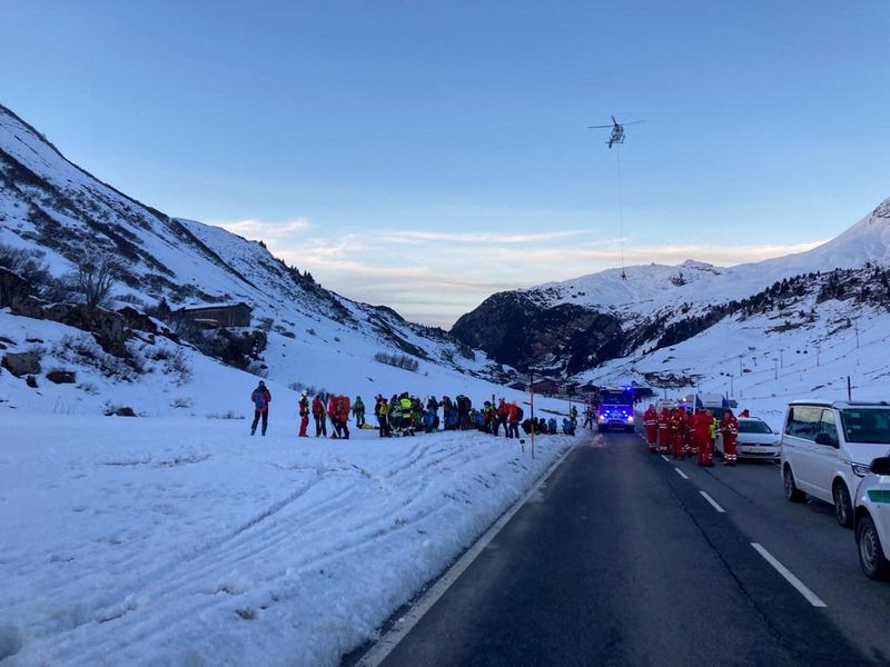 © Reuters. Los trabajadores de rescate permanecen cerca del lugar donde una avalancha sepultó a 10 esquiadores en la zona de esquí libre de Lech/Zürs en Arlberg, Austria. 25 de diciembre, 2022. Policía de Vorarlberg/Handout via REUTERS