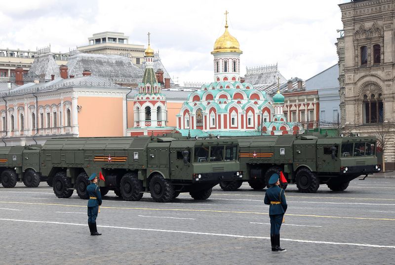 &copy; Reuters. FILE PHOTO: Iskander-M missile launchers drive during a rehearsal for the Victory Day parade, which marks the anniversary of the victory over Nazi Germany in World War Two, in Red Square in central Moscow, Russia May 7, 2021. REUTERS/Maxim Shemetov