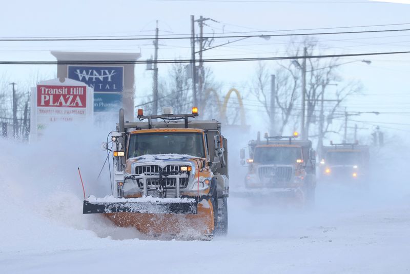 © Reuters. Quitanieves despejan las carreteras tras una tormenta invernal que azotó la región de Buffalo en Lancaster, Nueva York, Estados Unidos. 25 de diciembre, 2022. REUTERS/Brendan McDermid