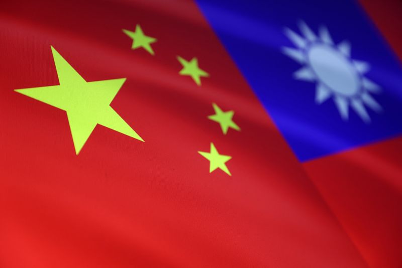 © Reuters. FILE PHOTO: Chinese and Taiwanese flags are seen in this illustration, August 6, 2022. REUTERS/Dado Ruvic/Illustration