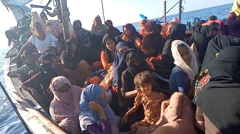 © Reuters. FILE PHOTO: A boat carrying Rohingya refugees, including women and children, is seen stranded in waters off the coast of Bireuen, Aceh province, Indonesia, December 27, 2021, in this still image taken from a video. Video recorded on December 27, 2021. Aditya Setiawan via REUTERS/File Photo