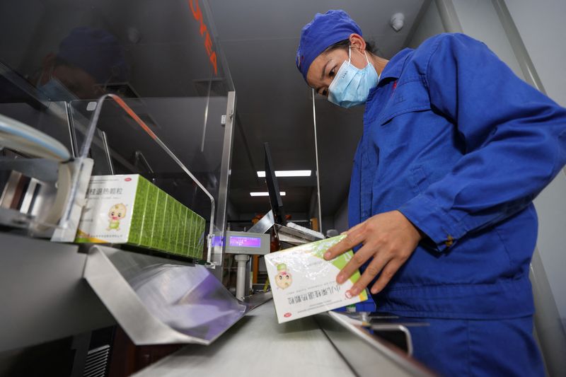 &copy; Reuters. FILE PHOTO: An employee works at the production line of a fever medicine at a Guizhou Bailing plant amid the coronavirus disease (COVID-19) outbreak, in Anshun, Guizhou province, December 24, 2022. cnsphoto via REUTERS   