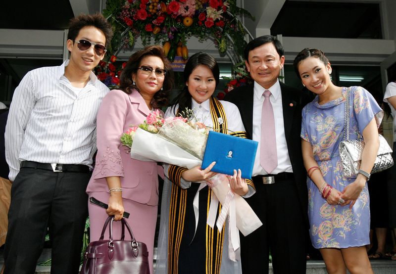 &copy; Reuters. FILE PHOTO: Ousted Thai Prime Minister Thaksin Shinawatra (2nd R), who was deposed in a bloodless 2006 coup, poses for a family photo on the graduation day of his daughter Paetongtarn (C) at a Bangkok university July 10, 2008. REUTERS/Chaiwat Subprasom